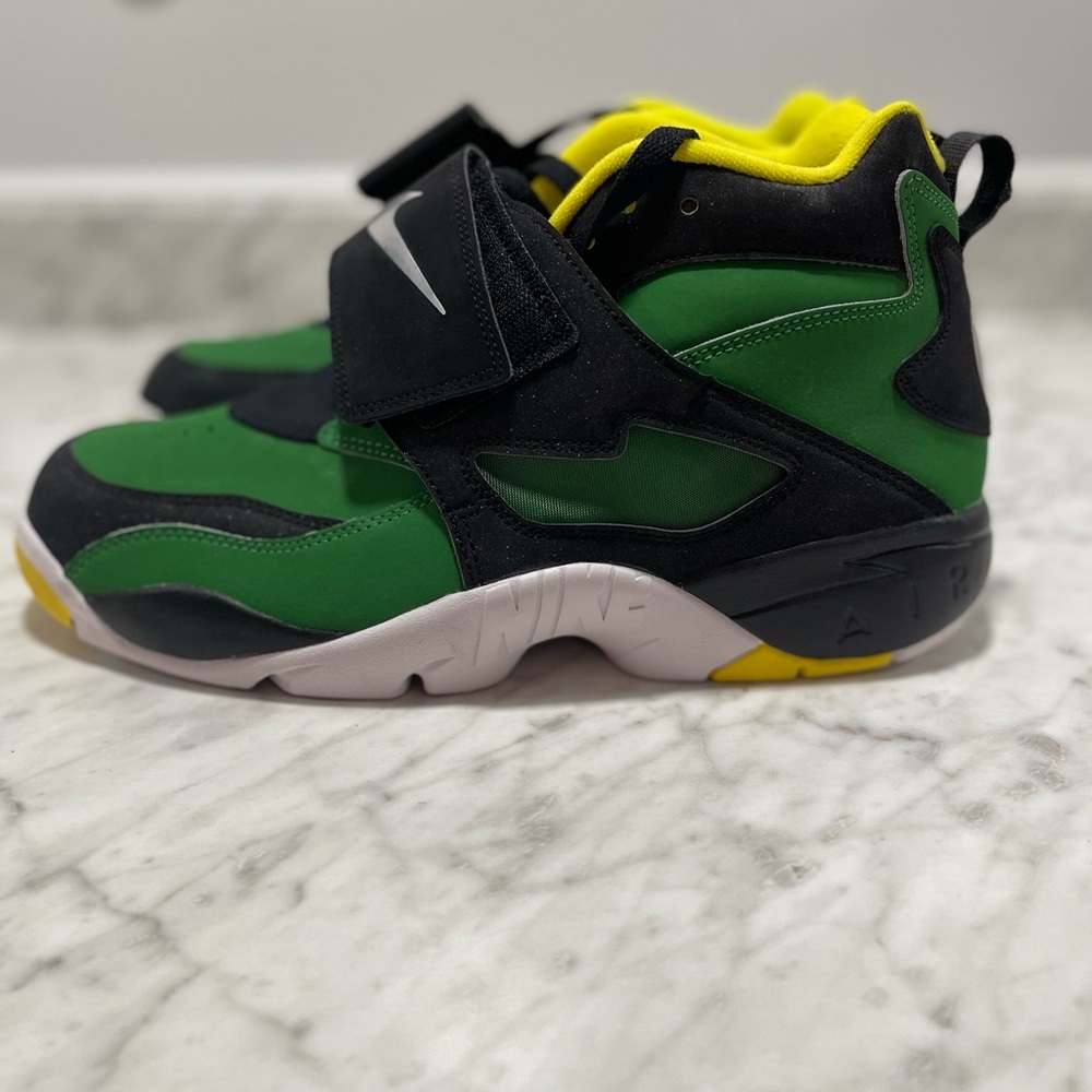 Size 10.5 Nike Air Diamond Turf 'Oregon Ducks' 2013 309434-302